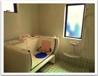 車椅子でも安心な機械浴