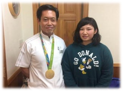 金メダルをかけた近藤英隆代表と土性沙羅選手