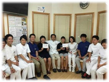 登坂絵莉選手・土性沙羅選手と、接骨院スタッフ