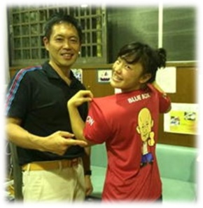 栄和人コーチの似顔絵Ｔシャツを着た登坂選手と近藤英隆代表