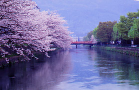 ���s �� ���� �a��